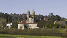 Das mittelalterliche Kloster Santa María de Sobrado ist eine der Sehenswürdigkeiten des beschaulichen Ortes.