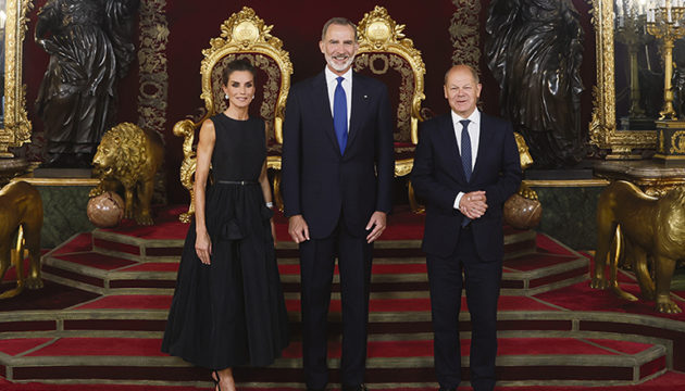 Kanzler Scholz mit König Felipe und Königin Letizia beim Empfang im Thronsaal des Königspalasts Foto: EFE