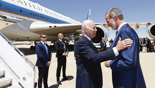 König Felipe empfing US-Präsident Biden persönlich am Flughafen. Foto: Pool Moncloa
