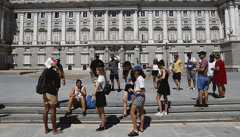 Touristen vor dem Palacio Real in Madrid Foto: EFE