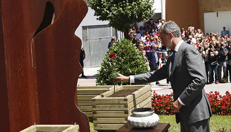 König Felipe und andere Persönlichkeiten füllten ein Beet vor dem Denkmal für die Opfer des Terrorismus mit roten Rosen. Foto: Casa de S.M. El Rey