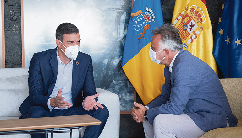 Der Ministerpräsident, Pedro Sánchez (l.), und der kanarische Regierungschef, Ángel Víctor Torres (r.), beim Treffen im August 2021 auf Lanzarote FOTO: EFE