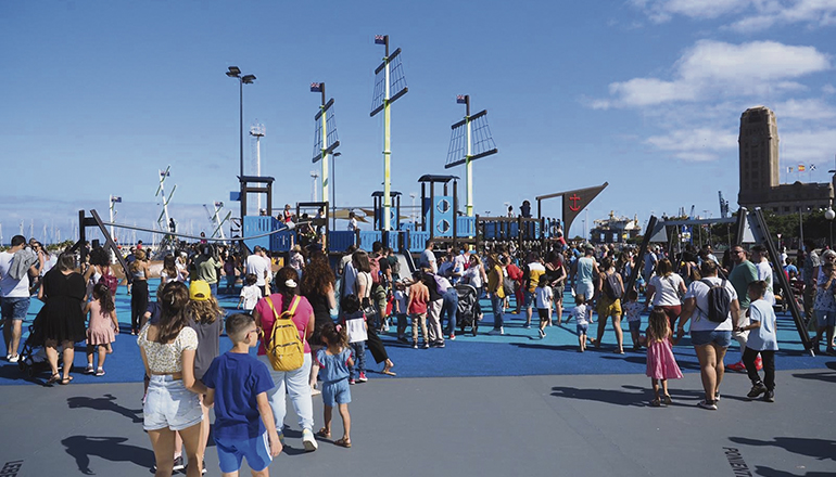 Beim Hafen ist das riesige Spielplatz mit der besonderen Thematik entstanden