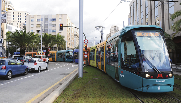 Die zwei Linien der Straßenbahn bieten den Bürger/-innen der Hauptstadt eine umweltfreundliche und bequeme Transportalternative an. FOTO: CABILDO DE TENERIFE