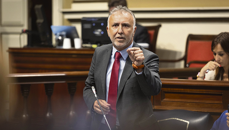 Präsident Ángel Víctor Torres bei der Stellungnahme im Parlament Foto: Gobierno de Canarias