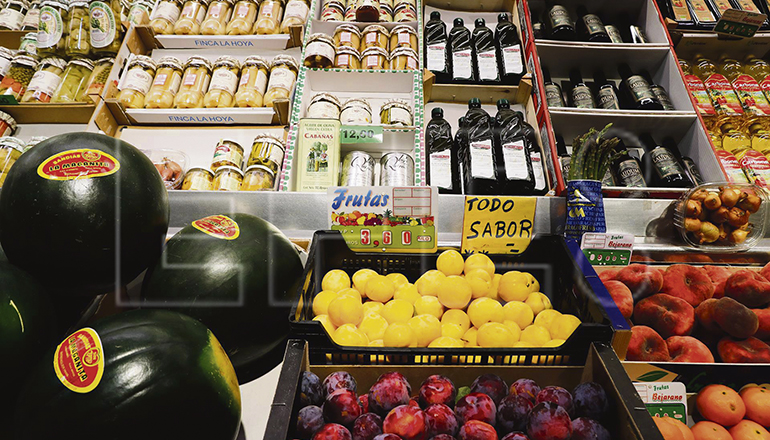 Während Bauern an einem Kilo Obst oder Gemüse nur Cents verdienen, erhöht sich der Preis unaufhörlich weiter, bis die Produkte in den Regalen der Supermärkte sind. Foto: EFE