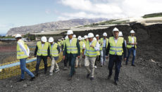 Pedro Sánchez besuchte in Begleitung von Regional- und Inselpolitikern die Straßenbaustelle in Tazacorte. Foto:EFE