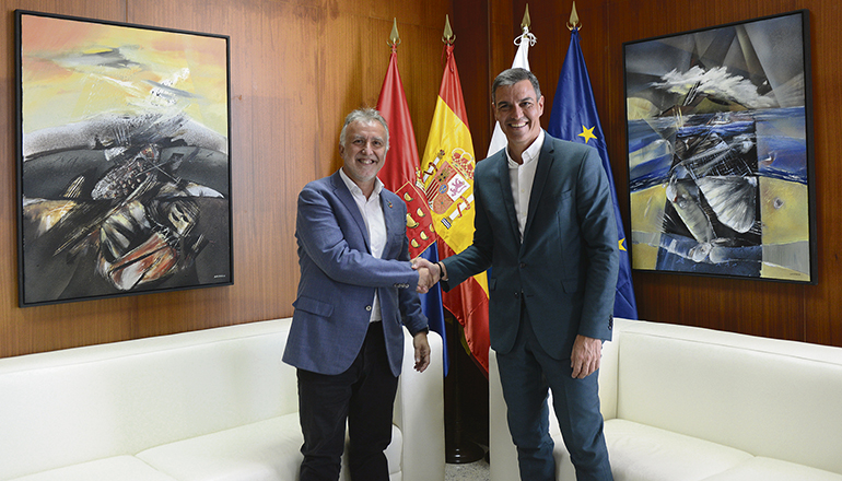 Pedro Sánchez und Ángel Víctor Torres bei ihrem Treffen auf Lanzarote Foto: EFE
