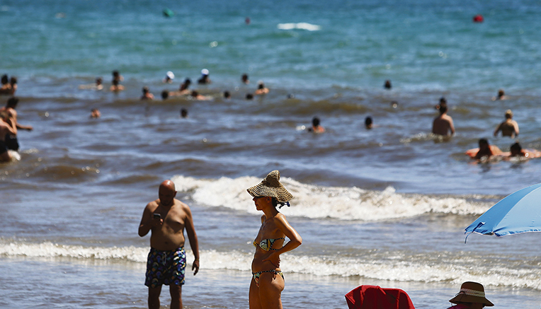 In Playa de Postiguet, Alicante, stieg die Wassertemperatur auf fast 30 Grad. Ob auf der Liege oder im Wasser, Strandbesucher hatten es schwer, sich zu erfrischen. Foto: EFE