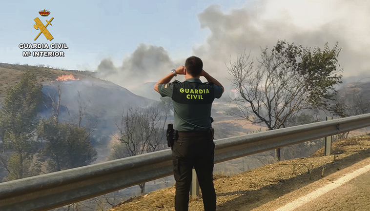 Ein Beamter der Naturschutzeinheit (Seprona) der Guardia Civil beobachtet das Feuer. Foto: Guardia Civil