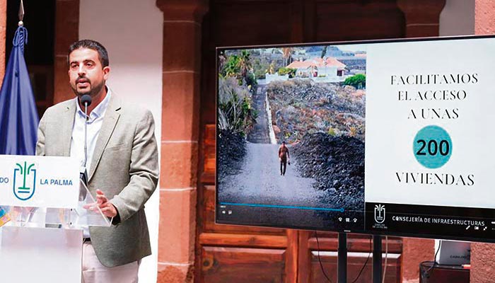 Der Cabildo-Vizepräsident und Leiter des Inselamtes für Infrastruktur, Borja Perdomo, bei der Pressekonferenz im Regierungssitz der Insel. Auf dem Bildschirm ist eine freigelegte Straße zu erkennen, die den Zugang zu einem der zweihundert Häuser wieder ­ermöglicht. Foto: cabildo la palma