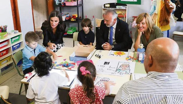 Königin Letizia, Kanarenpräsident Ángel Víctor Torres und die spanische Bildungsministerin Pilar Alegría bei Kindern einer Vorschulklasse Foto: Casa de S. M. El Rey