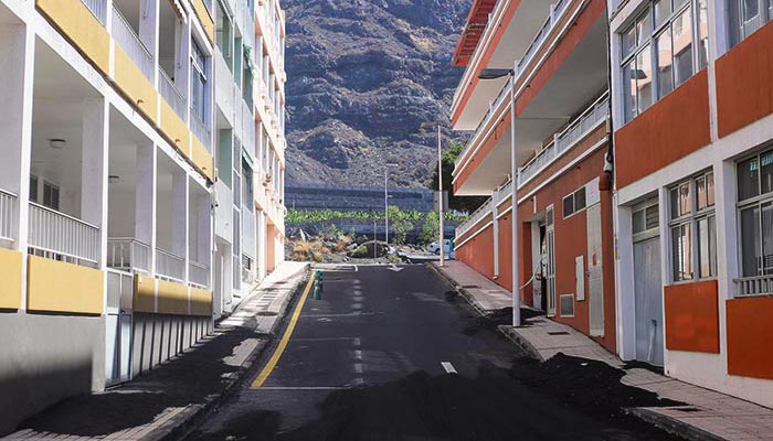 Puerto Naos ist eine Geisterstadt: Unbewohnte Wohnungen und leere Straßen, in denen noch immer die Asche des Vulkans die Erde bedeckt. Fachkräfte nehmen die Messung der Gasemissionen vor. Fotos: EFE
