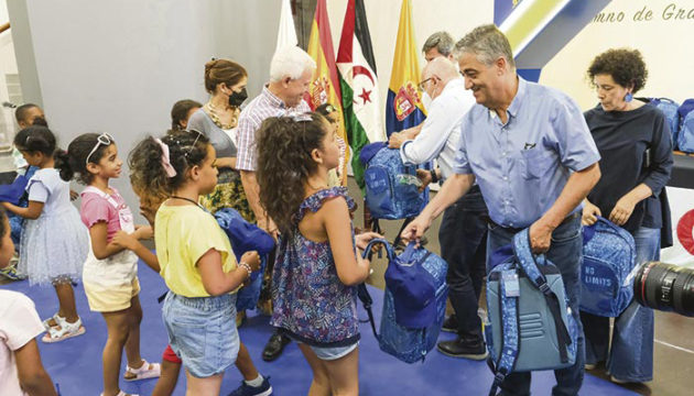 In Gran Canaria, they were given small new rucksacks and peaked caps, which were handed to them by members of the island's administration.  Afterwards there was a small snack and for the children, what was probably the first cotton of their lives.  Pictures: Cabildo de Tenerife / Cabildo de Gran Canaria