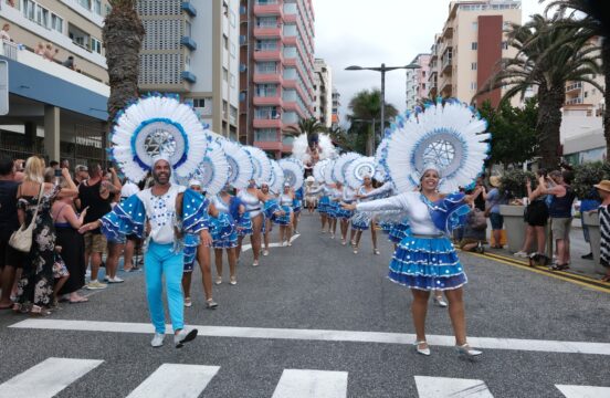 CarnevalDeVerano1 2023 AyuntamientoPuertoDeLaCruz Karneval in Puerto de la Cruz: Eine Straße voller Rhythmus und Begeisterung