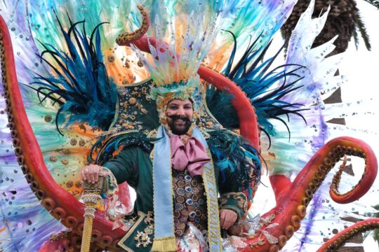 CarnevalDeVerano2 2023 AyuntamientoPuertoDeLaCruz Karneval in Puerto de la Cruz: Eine Straße voller Rhythmus und Begeisterung