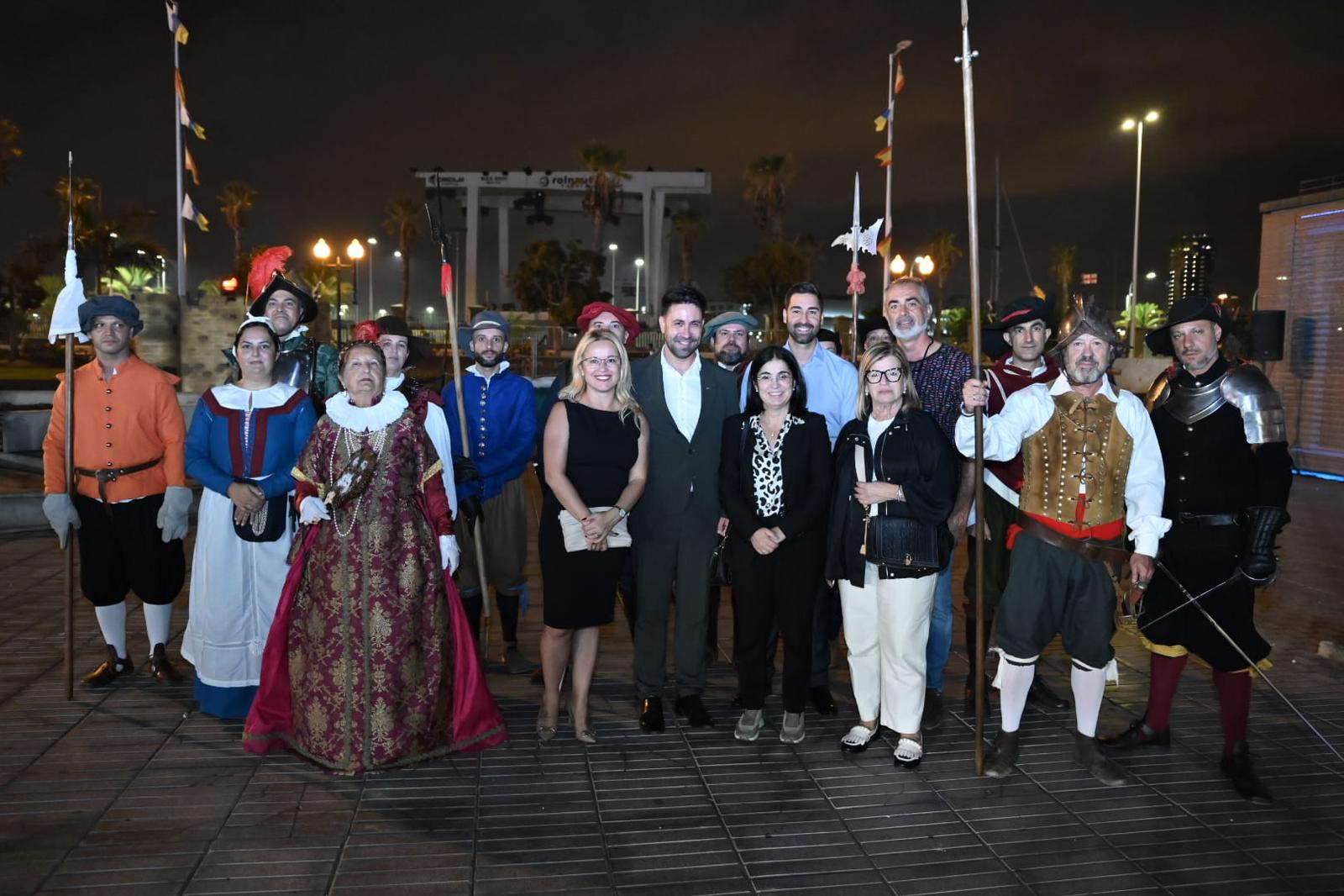 Carolina Darias, die Gemeindeverwaltung und der Vorsitzenden der Asociación Recreación Histórico-Cultural