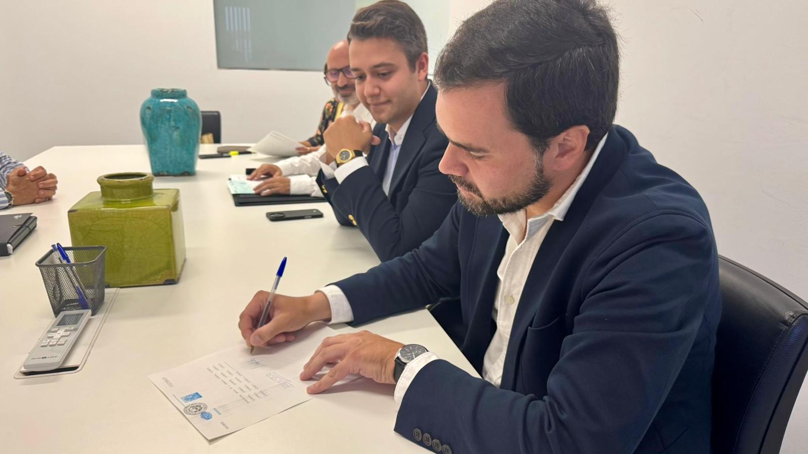 Unterzeichnung der Kaufurkunde