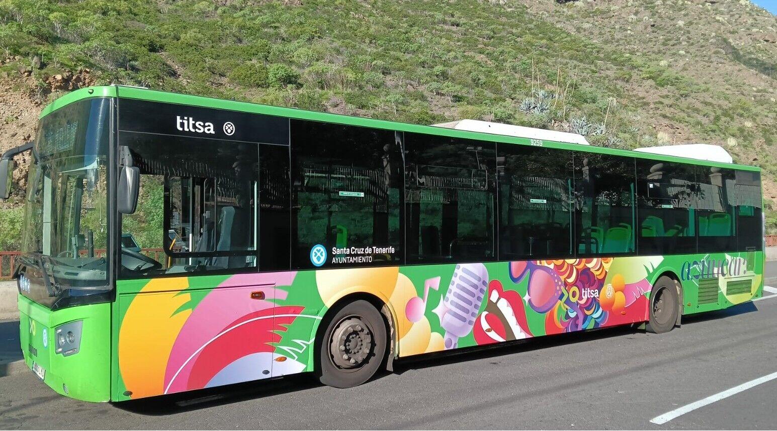 Titsa-Busse mit Karnevalsaufkleber