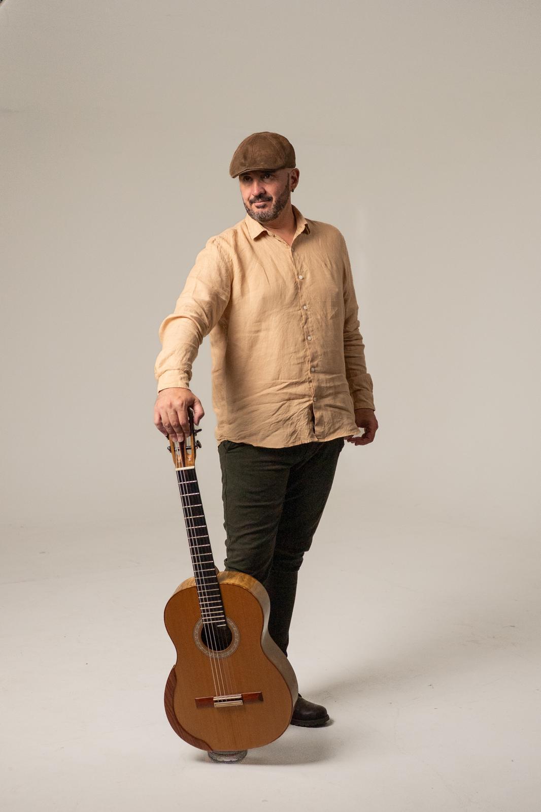 Der Gitarrist Gonzalo Macías