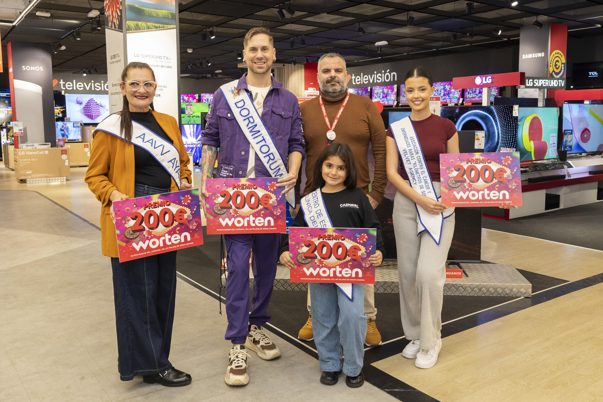 Worten übergibt Geschenkgutscheine